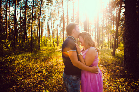 浪漫的年轻情侣接吻背景夏季森林