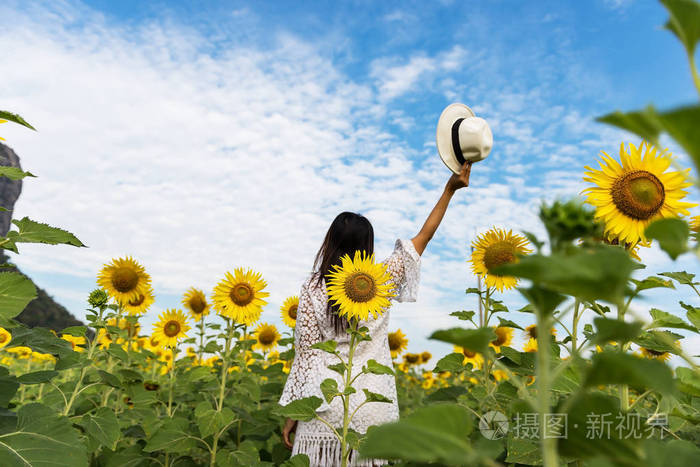 美丽的女孩在田野的向日葵, 所以快乐和放松, 选择焦点