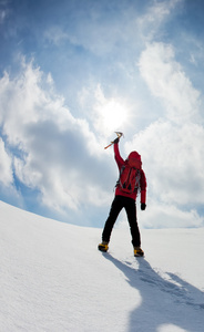 沿着雪坡上坡行走的登山家