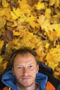 男人躺在秋天的落叶