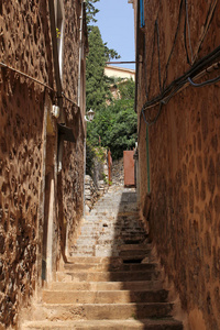 如诗如画的狭窄街道，在港口 de Soller，马略卡岛，西班牙