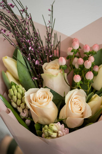 特写花束的彩色新鲜郁金香和玫瑰花, 复制文本卡背景