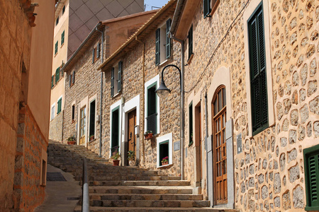 风景如画的街道装饰着花朵在端口 de Soller，西班牙的马略卡岛