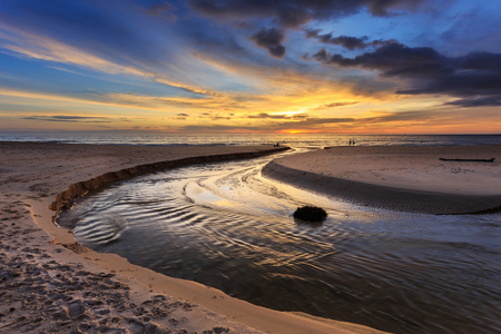 在普吉岛卡隆海滩的美丽日落