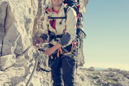 通过 ferrata 集的雌性登山者特写