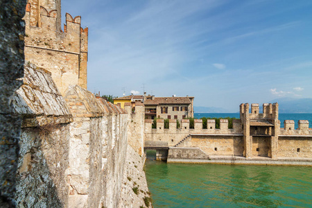 乐观的观点的城堡在意大利伦巴第大区区域加尔达湖堤西尔米奥内罗卡