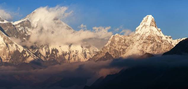 洛子峰和 Dablam 的晚报