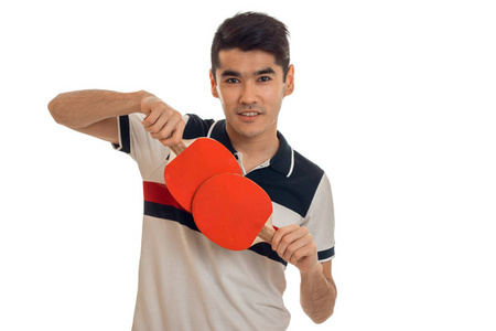 英俊的年轻 brunett 运动员练习乒乓球孤立在白色背景上