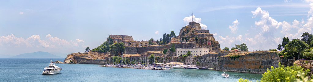 全髋关节置换旧堡垒在希腊科孚岛，城市的全景视图