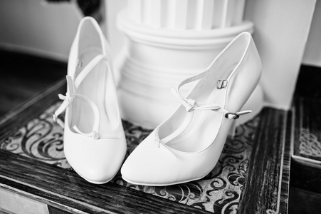 白色婚礼鞋上的装饰背景图片