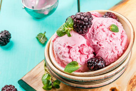 在小碗中野莓冰淇淋图片