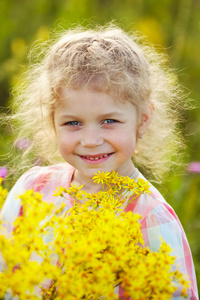 快乐的小女孩，与黄色的野花