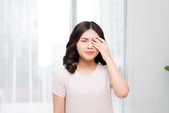 累的疲惫强调的女人患强眼痛.