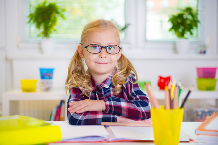 戴眼镜的漂亮女孩在学校学习的知识