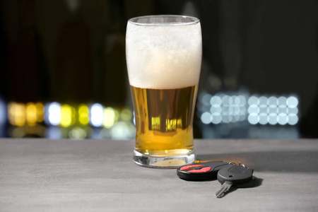 glass 的啤酒和汽车钥匙