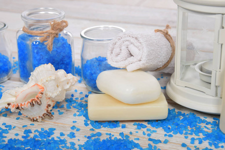 两个自然肥皂为沐浴和蓝色海盐为浴