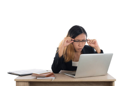强调年轻的商业妇女在办公桌上与笔记本电脑隔离