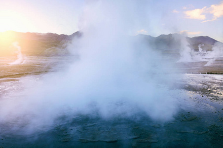 清晨 Tatio 间歇泉。阿塔塔塔沙漠智利