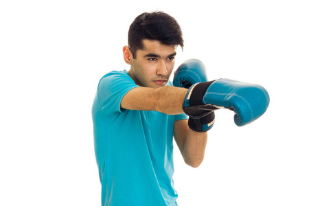 布鲁内特体育强项男子练习在孤立的白色背景上的蓝色手套箱的肖像