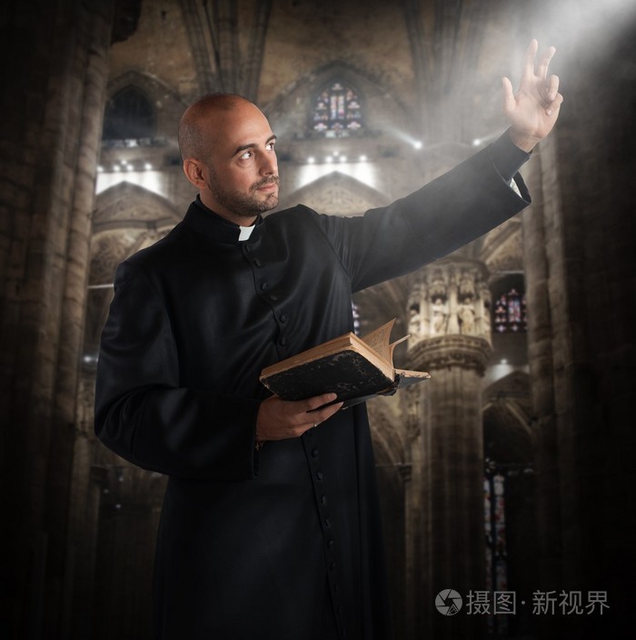 神父在教堂里祈祷
