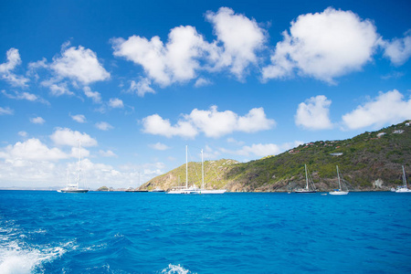 帆船在海上航行在多云的蓝天在 gustavia, st. 巴兹。帆船和游艇探险。热带岛的暑假。水运和船舶