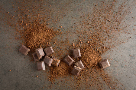碎巧克力片和可可粉在石材背景下