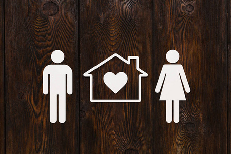 纸的男人 女人和房子。住房 家庭的概念。抽象概念