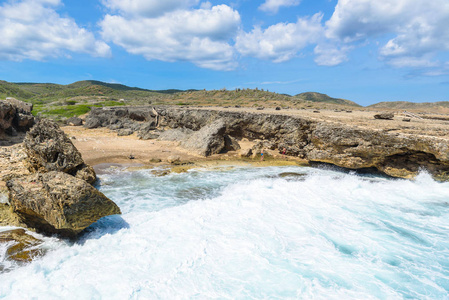 Shete 博卡国家公园海滩上的海浪在 Abc 群岛库拉索岛的加勒比岛上坠毁