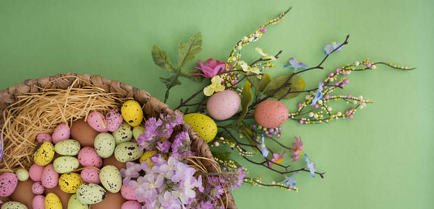 复活节快乐祝贺复活节的背景。复活节彩蛋和鲜花