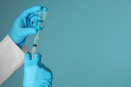 医生用注射器和医学在颜色背景下接种疫苗