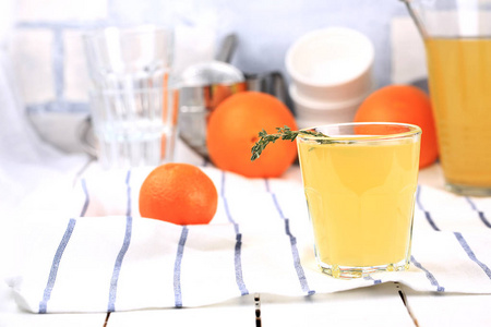 橙汁白色厨房表乡村夏天背景