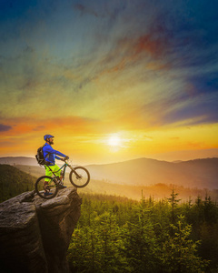 山车手骑在日落在自行车在夏天山前