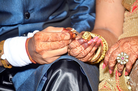 印度夫妇展示订婚戒指