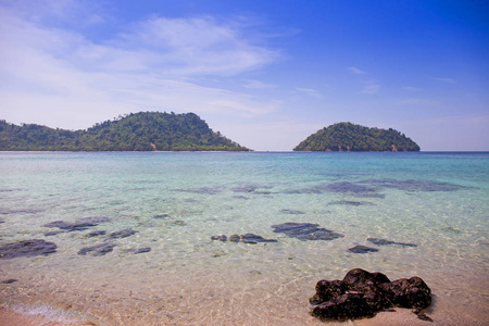 在泰国沙敦的植株国家公园, 海滩上有清楚的海和蓝天。夏季背景使用