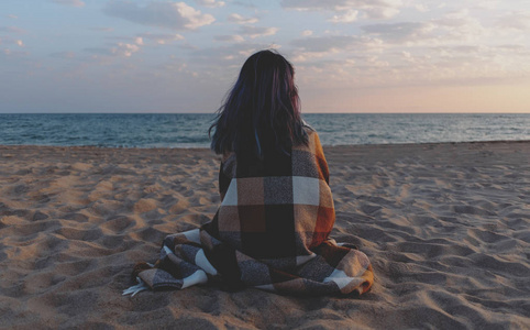 女人享受海景