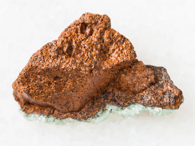 原始的沼泽铁矿石 褐铁矿 石头在白色