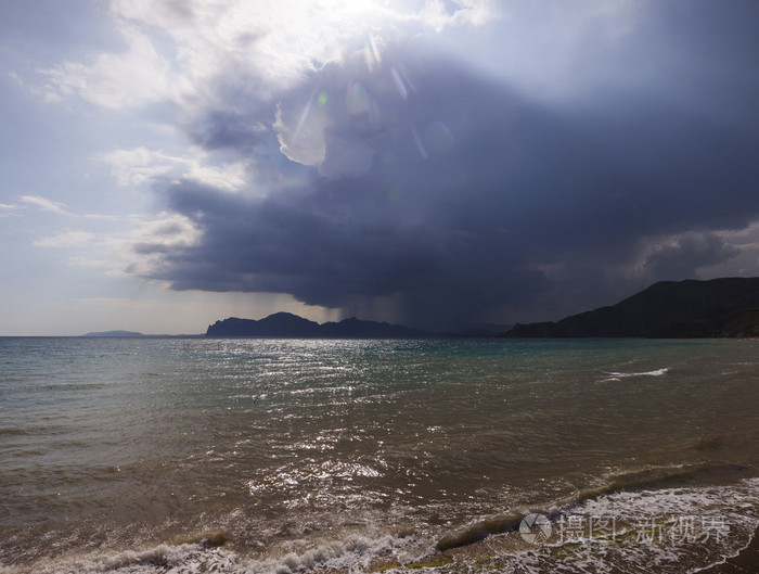 经海海港的上空的雨云