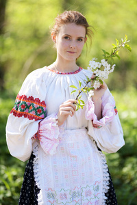 美丽的女孩在斯洛伐克民俗礼服