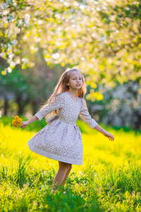 可爱的小女孩在盛开的樱花树花园春日