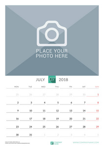 2018 年 7 月。墙上月历为 2018 年。矢量设计打印模板与照片的地方。在周一的周开始。纵向