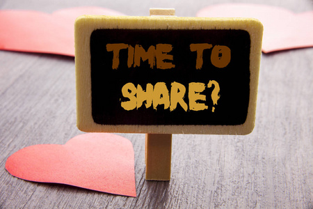 手写文字显示共享问题的时间。商业照片展示您的故事分享反馈建议信息写在黑板上的木质背景与爱的心