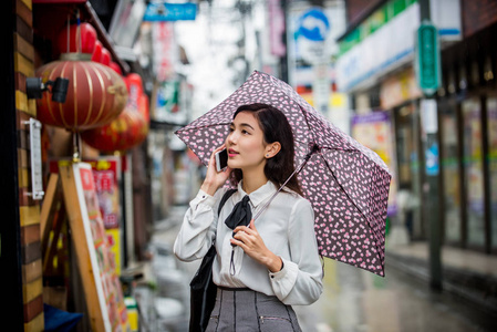 年轻的日本女孩户外