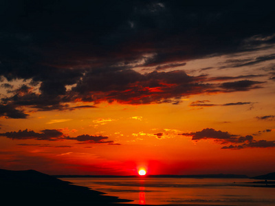 在海上日落。在亚德里亚海的日落。到太阳坐做