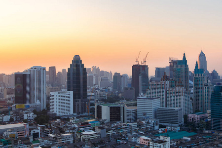 曼谷城市景观，高层建筑在日出的时候，泰国曼谷商业区