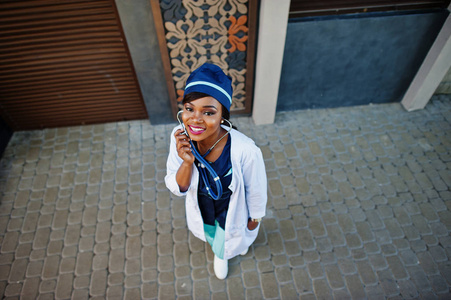 非洲裔美国人医生用听诊器摆在室外