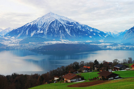 Sigrilwil 村庄在瑞士高山山和图恩湖