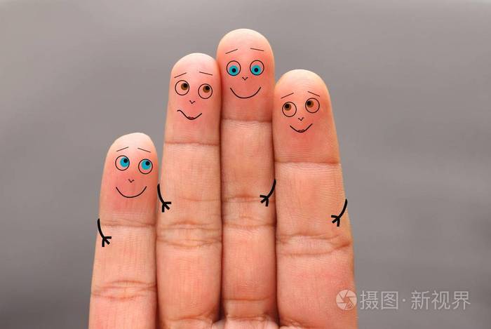 愉快的家庭手指面孔互相拥抱