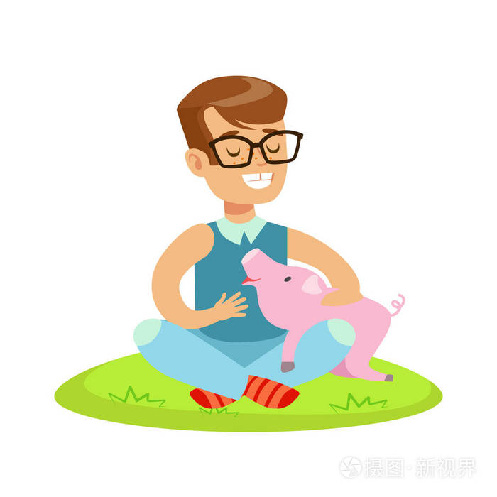 微笑的小男孩坐在绿草上,抚摸着粉红色的小猪.