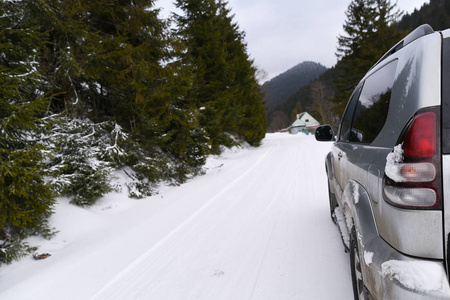 大 Suv 在山上的雪蛇纹石