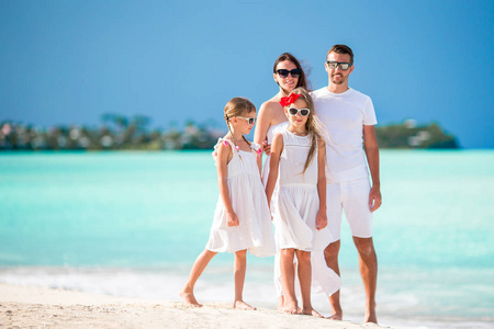 四家庭在沙滩上的暑假